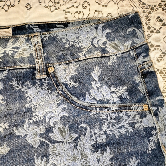 Floral Shorts - Picture 4 of 10